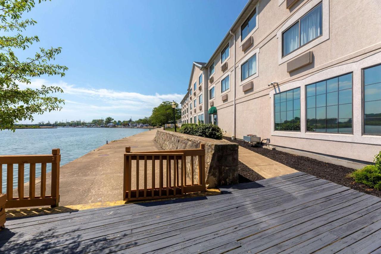 Comfort Inn River'S Edge Huron Exterior photo